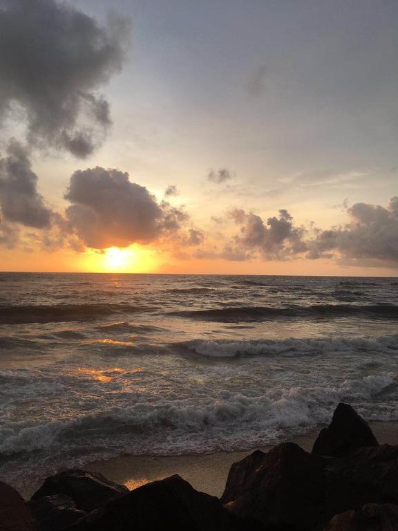 C- World Hotel Trincomalee Bagian luar foto