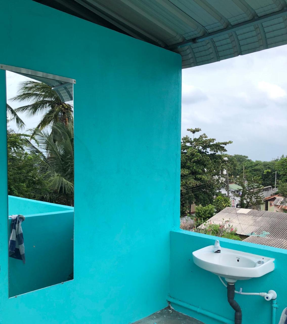 C- World Hotel Trincomalee Bagian luar foto