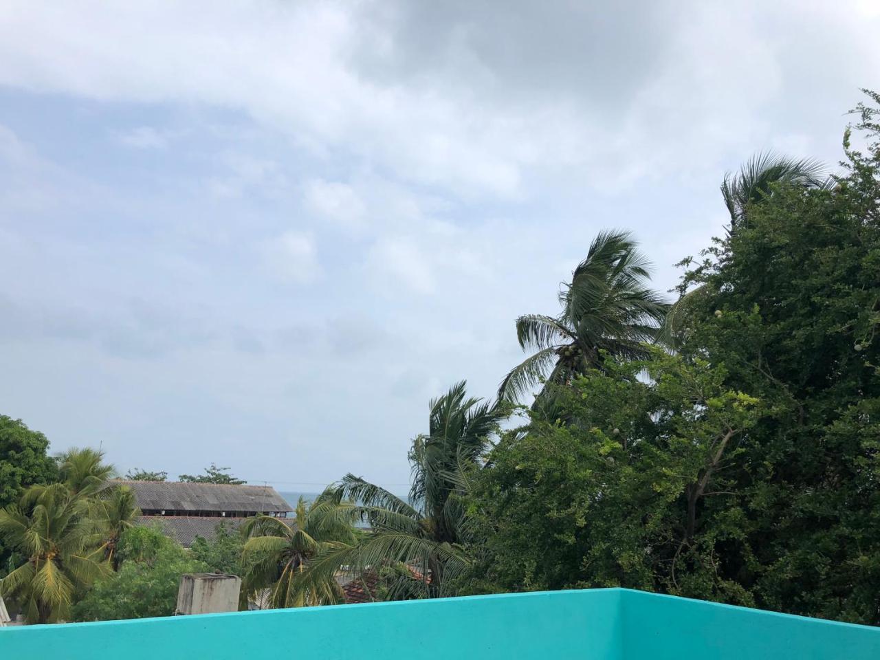 C- World Hotel Trincomalee Bagian luar foto