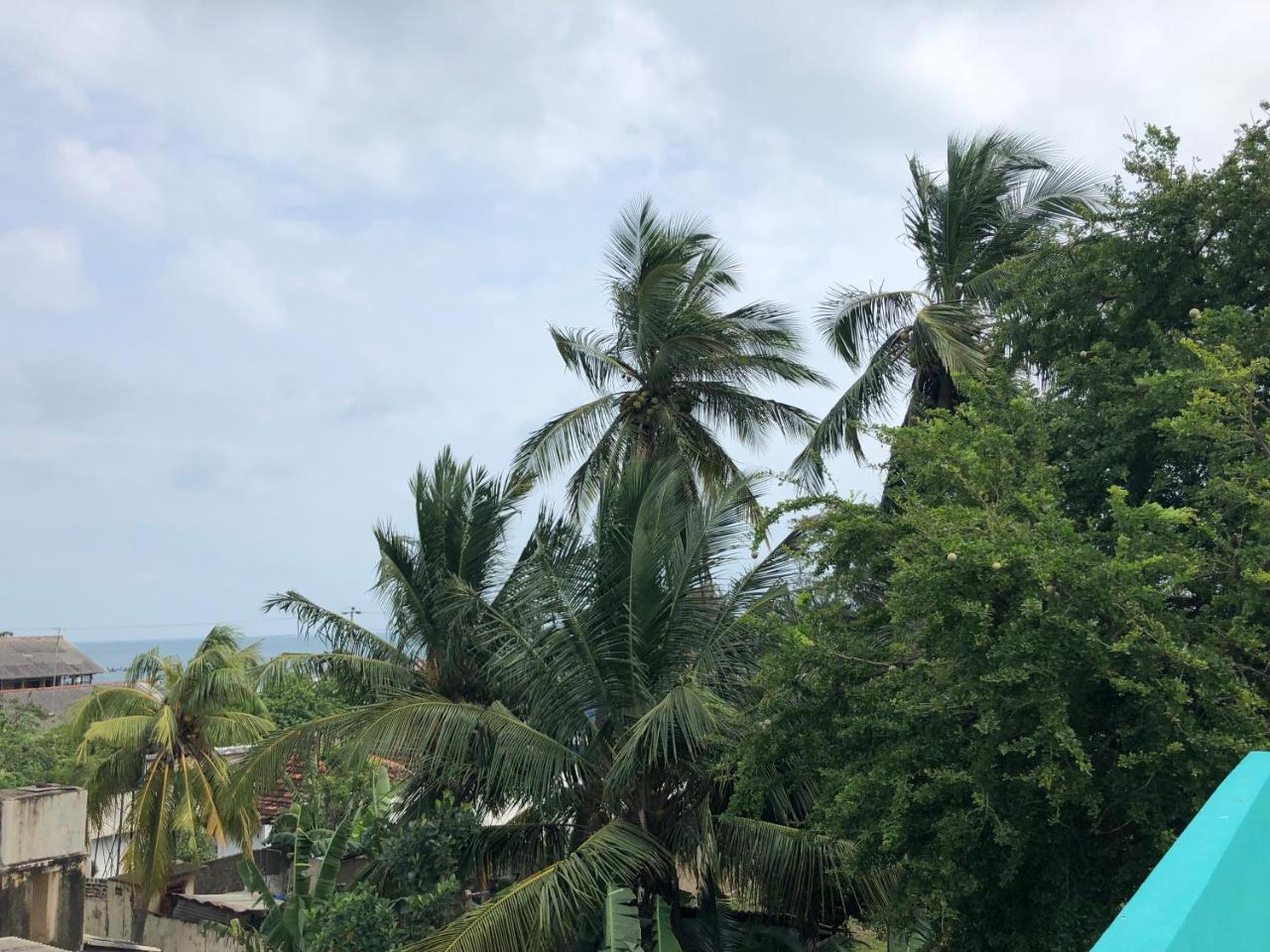 C- World Hotel Trincomalee Bagian luar foto